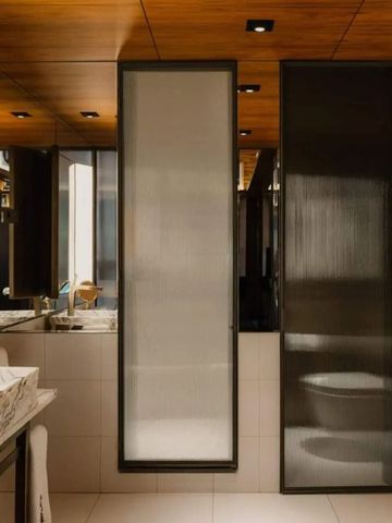 Modernes Badezimmer mit Marmordetails und großen Spiegeln.