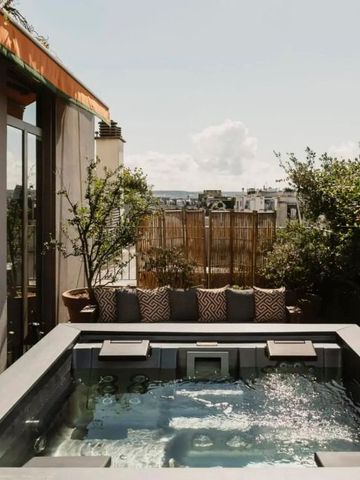 Terrasse mit privatem Whirlpool und Blick auf die Stadt.
