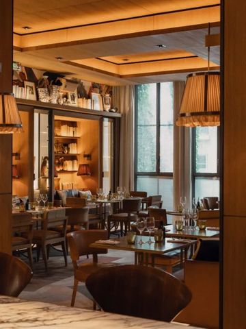 Elegantes Restaurant mit warmem Licht und Holzelementen im Brach Paris