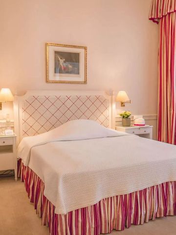 Gemütliches Hotelzimmer mit warmen Farben und eleganten Textilien