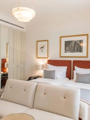 Modernes Doppelzimmer mit stilvollem Interieur und lichtdurchflutetem Ambiente