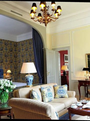 Luxuriöse Suite mit stilvollen Möbeln und eleganter Atmosphäre