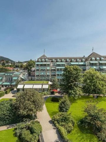 Luftaufnahme des Brenners Park-Hotel umgeben von üppigem Garten im Sommer