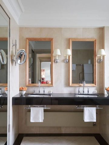 Luxuriöses Badezimmer mit Doppelwaschbecken und großen Spiegeln im Brenners Park-Hotel