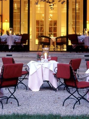 Gedeckte Tische auf der Terrasse eines Restaurants im Brenners Park-Hotel