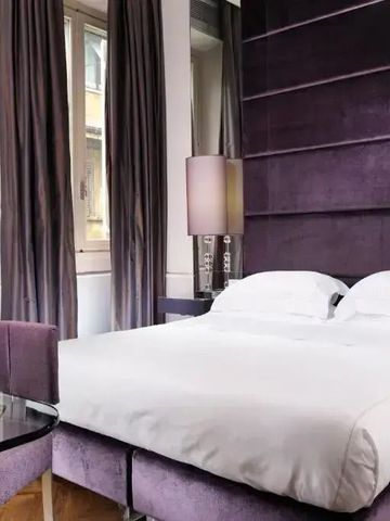 Modernes Zimmer mit lila Akzenten und elegantem Design