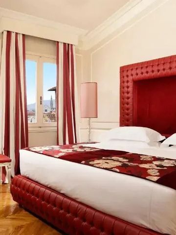 Geräumiges Zimmer mit rotem Kopfteil und prächtigem Dekor