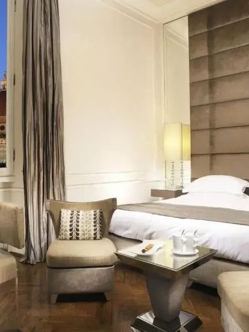 Zimmer mit Aussicht auf Florenz und edlem Dekor