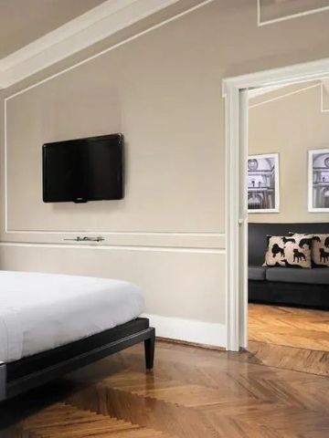 Luxuriöses Zimmer mit Holzboden und modernen Möbeln im Hotel