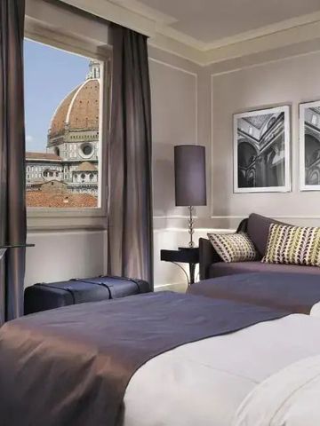 Doppelzimmer mit Blick auf den Dom von Florenz und moderner Inneneinrichtung