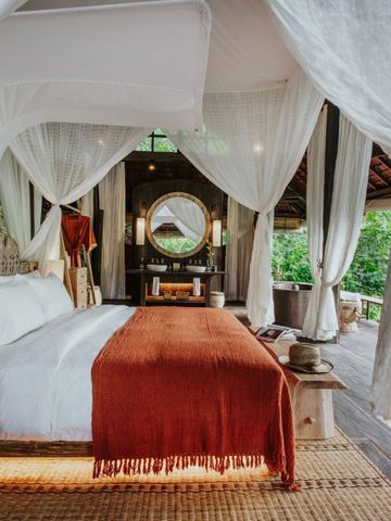 Geräumiges Zimmer mit Himmelbett und Terrasse im Buahan a Banyan Tree Escape