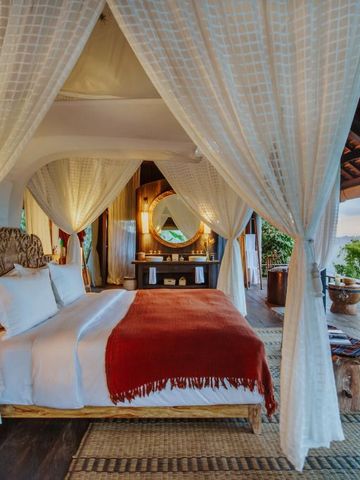 Luxuriöse Villa mit offenem Konzept und Blick auf Naturpanorama.