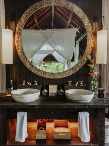 Badezimmer mit großem Spiegel und luxuriösen Armaturen.