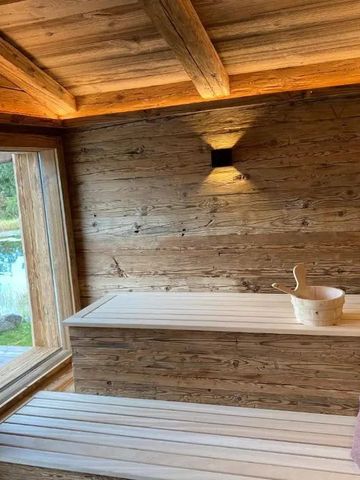 Innensauna aus Holz mit Blick auf den See
