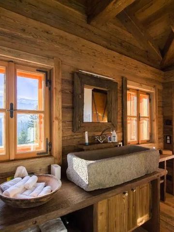 Rustikales Badezimmer mit Ausblick auf die Berge