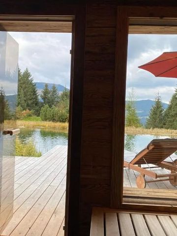 Sonnendeck mit Liegestühlen und Sicht auf einen See