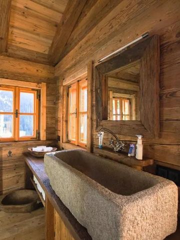 Rustikales Badezimmer mit Holz und Steinwaschbecken