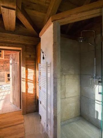 Bad mit moderner Dusche und Holzelementen