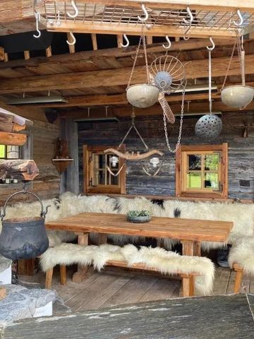 Gemütliche Sitzecke mit Holzmöbeln und rustikalem Design