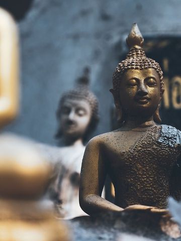 Eine Vielzahl kleiner Buddha-Statuen, dicht nebeneinander aufgereiht, die Ruhe und spirituelle Tiefe ausstrahlen – ein beeindruckendes Symbol für die thailändische Kultur und Glauben.