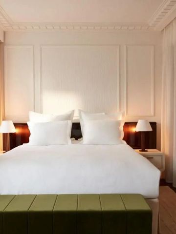 Komfortables Schlafzimmer mit modernen Akzenten und stilvoller Schlichtheit.