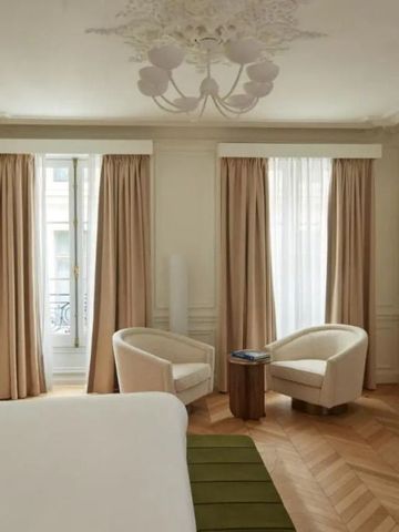 Geräumiges Zimmer mit luxuriösen Sesseln und klassischer Einrichtung