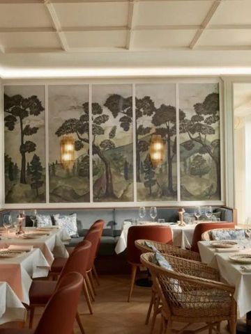 Elegantes Restaurant mit stilvoller Wanddekoration und gedeckten Tischen