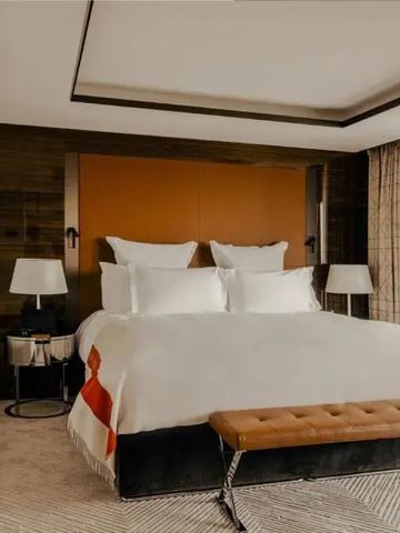 Luxuriöses Zimmer mit großem Bett und stilvollen Möbeln im Bvlgari Hotel Paris