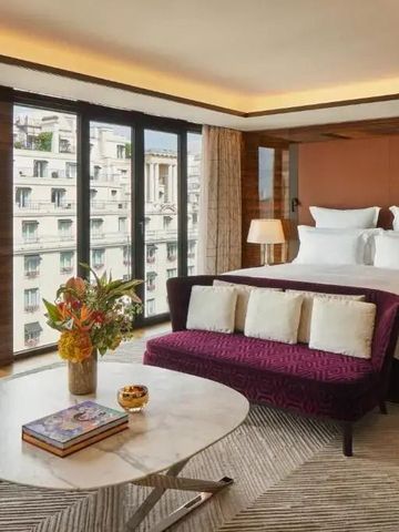 Elegante Suite mit Panoramafenstern und stilvoller Einrichtung im Bvlgari Hotel Paris
