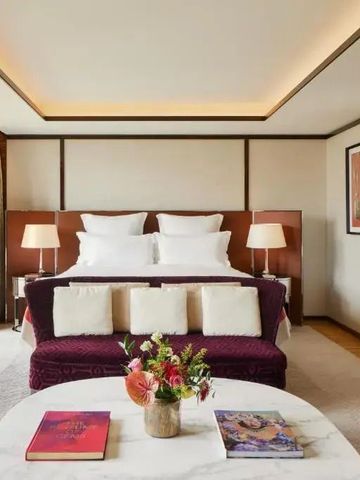 Luxuriöses Schlafzimmer mit elegantem Doppelbett und stilvollen Akzenten im Bvlgari Hotel Paris.