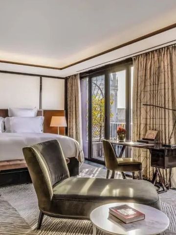 Sonnendurchflutetes Zimmer mit eleganter Einrichtung und Ausblick auf Paris im Bvlgari Hotel.