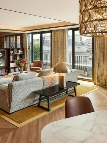 Moderne Suite mit komfortabler Sitzecke und stilvollen Details im Bvlgari Hotel Paris.