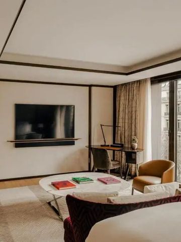 Elegantes Hotelzimmer mit großem Fernseher und Stadtblick