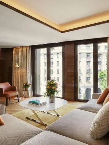 Luxuriöser Wohnbereich mit großem Sofa, Büchern und Stadtansicht