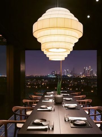 Fein dekoriertes Restaurant mit spektakulärem Blick auf Dubai Skyline im Bulgari Resort