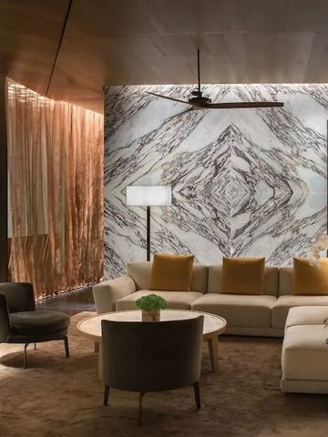 Eleganter Loungebereich mit Designermöbeln und Ausblick auf die Skyline von Dubai.