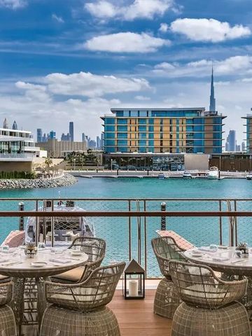 Terrasse mit Blick auf die Bucht und Wolkenkratzer in Dubai