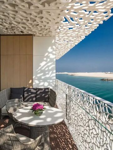 Balkon mit Meerblick und stilvollem Sitzbereich