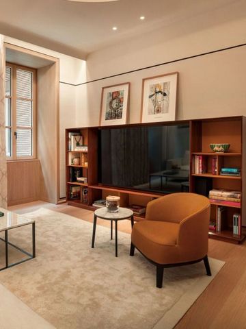 Gemütliche Sitzecke mit Bücherregal und Kunst im Bvlgari Hotel Roma