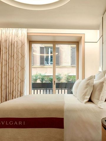Lichteinfall in ein stilvolles Gästezimmer im Bvlgari Hotel Roma