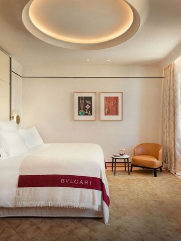 Geräumiges Zimmer mit Kunstwerken im Bvlgari Hotel Roma