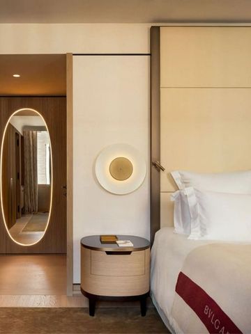 Luxuriöses Hotelzimmer mit elegantem Bett und stilvollem Holzmöbel