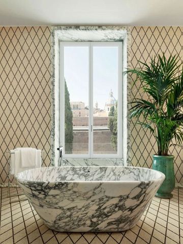 Freistehende Marmorbadewanne mit Blick auf römische Skyline