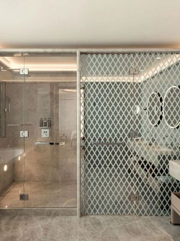 Modernes Bad mit Glasdusche und stilvoller Einrichtung