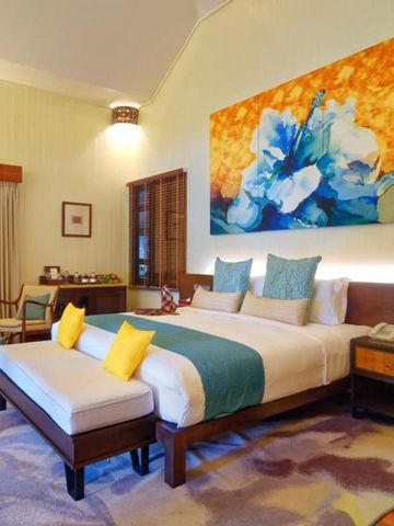 Luxuriöses Schlafzimmer mit großem Gemälde und eleganten Möbeln