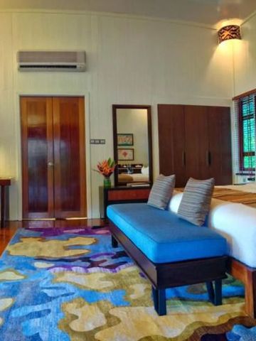 Geschmackvoll eingerichtetes Zimmer mit Schreibtisch und großem Teppich