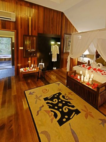 Luxuriöses Zimmer mit Holzvertäfelung und romantischer Beleuchtung