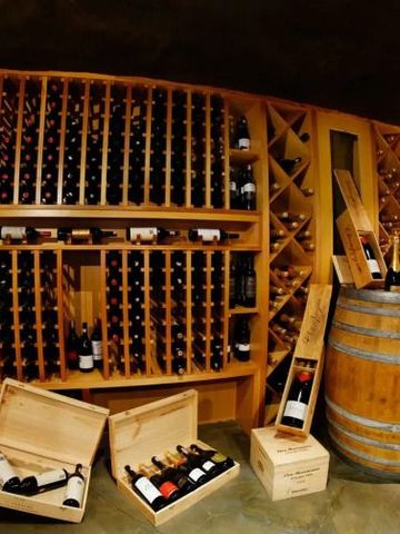 Gut gefüllter Weinkeller mit verschiedenen Weinflaschen