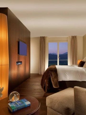 Modernes Hotelzimmer mit großem Bett und Bergblick