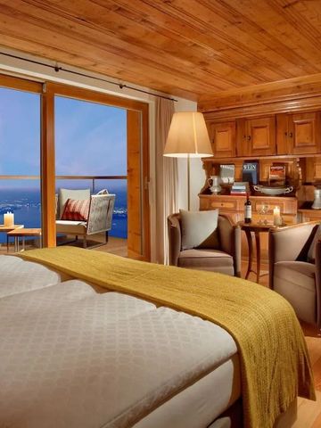 Zimmer mit Holzelementen und Blick auf den See